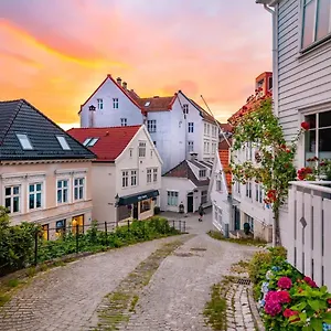 Apartment Dinbnb Homes I Historical 1850 House, Bergen